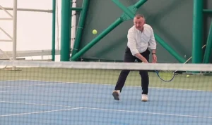 Büyükakın mesajını bu kez tenis kortundan verdi: ‘Kocaeli’de herkes, her sporu yapabiliyor’