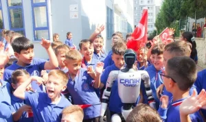 Türkiye’nin Nüfusa Kayıtlı İlk İnsansı Robotu Öğrencileri Sıralarda Karşıladı