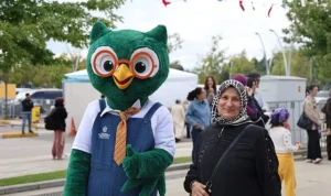 Kitapla denge oyunu fuara renk kattı