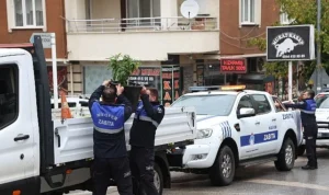 Nilüfer’de kaldırım ve yolları işgal eden tabelalar toplandı