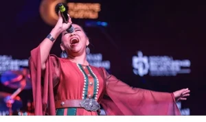 Salon doldu, vatandaşlar dışarıya taştı